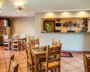 Una cocina o zona de cocina en Econo Lodge Inn & Suites