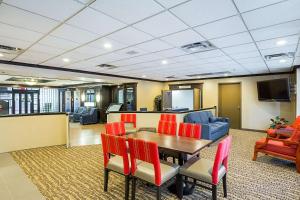 Sala de conferencias con mesa, sillas y TV en Comfort Inn Downtown, en Cleveland