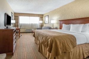 Clarion Hotel Broken Arrow - Tulsa房間的床