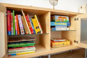 een boekenplank gevuld met veel boeken bij Alte Falknerei in Weimar