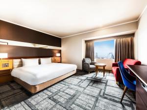 una camera d'albergo con letto e scrivania di Hotel Hanshin Osaka ad Osaka