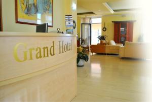 un grand panneau d'hôtel dans un salon avec hall dans l'établissement Grand Hotel Loutraki, à Loutraki