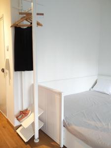 um quarto com uma escada ao lado de uma cama em Casa da Tia Adozinda em Lisboa