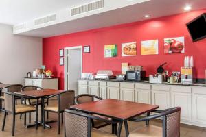 Dapur atau dapur kecil di Quality Inn Downtown Historic District