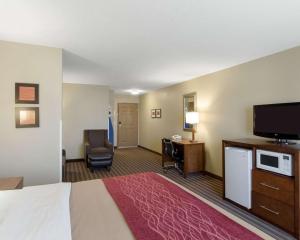 เตียงในห้องที่ Comfort Inn & Suites Fayetteville-University Area