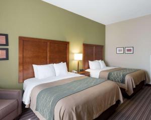 เตียงในห้องที่ Comfort Inn & Suites Fayetteville-University Area