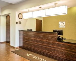 una hall con reception e specchio di Sleep Inn & Suites Page at Lake Powell a Page