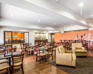 un ristorante con tavoli e sedie e un bar di Sleep Inn & Suites Page at Lake Powell a Page