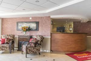 a waiting room with two chairs and a counter at Econo Lodge in Orillia