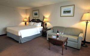 A bed or beds in a room at Old Orchard Inn