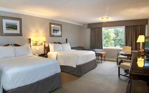 A bed or beds in a room at Old Orchard Inn