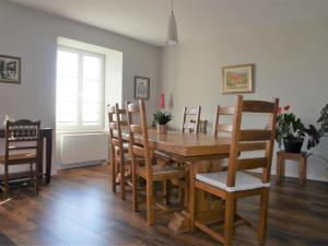 - une salle à manger avec une table et des chaises en bois dans l'établissement Les gîtes de la Tour, appartement "La Plaine", à Saint-Hippolyte