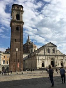 een groot gebouw met een klokkentoren ervoor bij Magnifico appartamento @Turin in Turijn