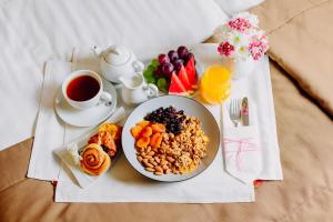 einen Frühstückstisch mit einem Teller Essen und einer Tasse Kaffee in der Unterkunft GRAND HOTEL Kielce in Kielce