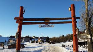 a wooden sign in the snow on a ski slope at Aparmánový dom Kamzík,Apartmán 42,Donovaly in Donovaly