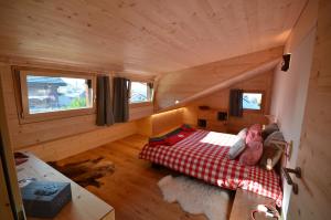 Habitación pequeña con 1 cama en una cabaña de madera en Chalet Rouge Coeur, en Fenalet Sur Bex