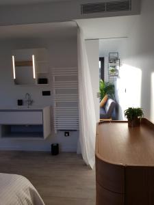 1 dormitorio con 1 cama y sala de estar en Homey - Kortrijk, en Cortrique