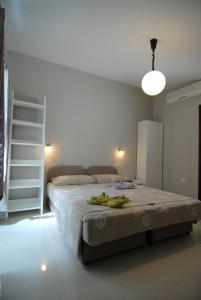 een slaapkamer met een groot bed in een kamer bij Apartments Jasmina in Korčula