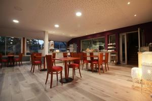 A seating area at Logis Hôtel Lodge La Valette