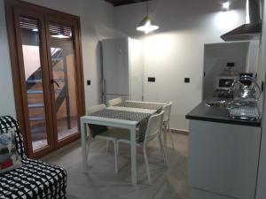 uma pequena cozinha com uma mesa e um frigorífico em Caleros 8 Apartamento - Apartamentos de la Parte Antigua de Cáceres em Cáceres