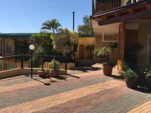 cortile con piante in vaso in un edificio di Felsenblick Self-Catering a Windhoek