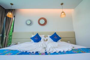 Rúm í herbergi á Good Night Pool Villa Phuket - SHA Plus