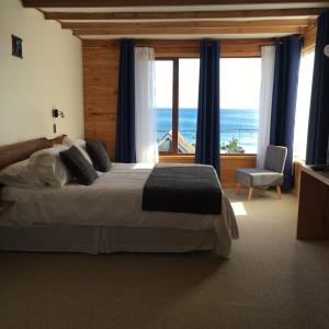 1 dormitorio con 1 cama y vistas al océano en Puerto Austral, en Puerto Varas