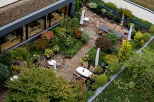 einen Blick über den Garten auf der Seite eines Gebäudes in der Unterkunft Kronenhotel in Stuttgart