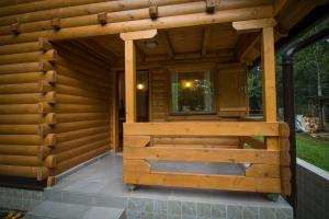 Cabaña de madera con ventana grande en el exterior en Cabin House Hidden Nest, en Mostar