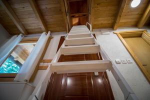 una vista aérea de las escaleras en una casa pequeña en Cabin House Hidden Nest, en Mostar