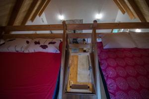 Tempat tidur dalam kamar di Cabin House Hidden Nest