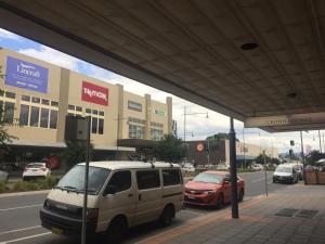 einem weißen Van, der vor einem Geschäft parkt in der Unterkunft Beer Deluxe Albury in Albury