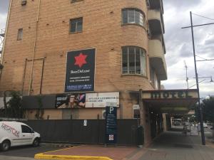 ein Gebäude mit einem Schild an der Seite in der Unterkunft Beer Deluxe Albury in Albury