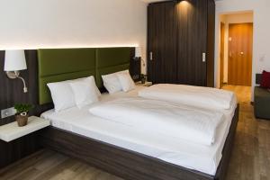 Tempat tidur dalam kamar di Insel-Hotel-Lindau