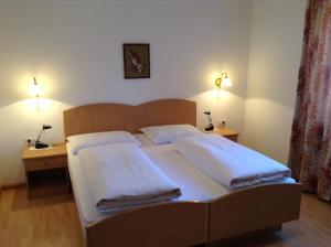 um quarto com uma cama com duas almofadas em Alpenblick Bed & Breakfast em Vipiteno