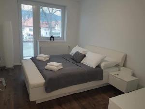 ein Schlafzimmer mit einem großen Bett mit zwei Kissen darauf in der Unterkunft Apartmán Martin in Martin