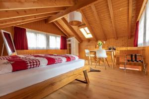 Кровать или кровати в номере Chalet Wäschhüsli near Interlaken, Grindelwald and Lauterbrunnen