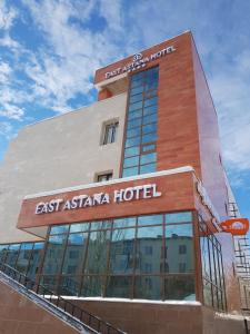 um edifício com o nome de um hotel asiático em East Astana Hotel em Astana