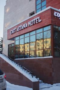 um edifício com as palavras hotel asiático leste sobre ele em East Astana Hotel em Astana