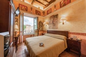 een slaapkamer met een groot bed en een raam bij Hotel Barrett in Rome