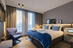 Postillion Hotel Amsterdam tesisinde bir odada yatak veya yataklar