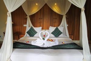 Una cama o camas en una habitación de Sapodilla Ubud