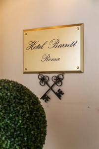 een bord op een muur met een schaar bij Hotel Barrett in Rome