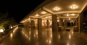 eine Lobby eines Hotels in der Nacht mit Lichtern in der Unterkunft K RESORT in Puducherry