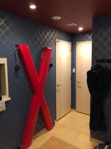 un segno x rosso sul muro di un bagno di Hotel Charbon (Adult Only) a Settsu