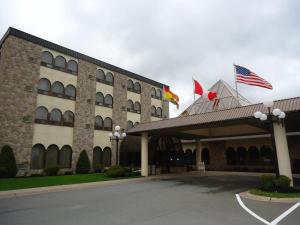 ein Hotel mit Flaggen auf einem Gebäude in der Unterkunft The Fredericton Inn in Fredericton