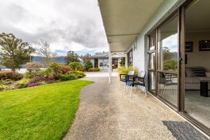 una casa con patio e prato di Lakeside Motel & Apartments a Te Anau