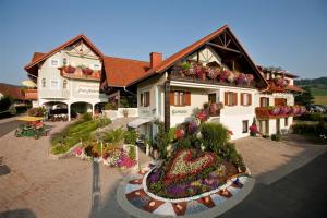 a house with a flower garden in front of it at Pension Drei-Mäderl-Haus in Unterlamm