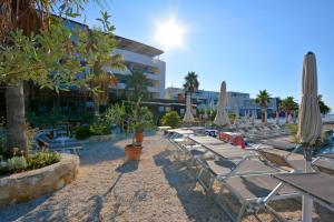 una fila di sedie e ombrelloni in un resort di Hotel Gala Split a Podstrana