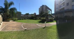 un parque en medio de un edificio en Jardines de Belgrano, en Salta